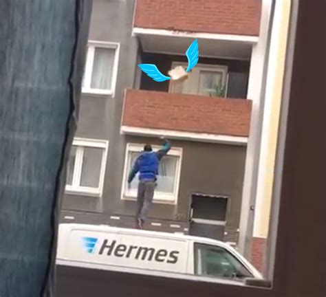 Hermes: Paketbote wirft Pakete auf Balkon 